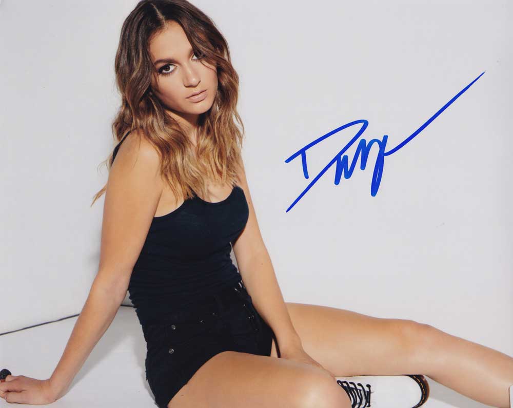 Daya in-person autographed photo