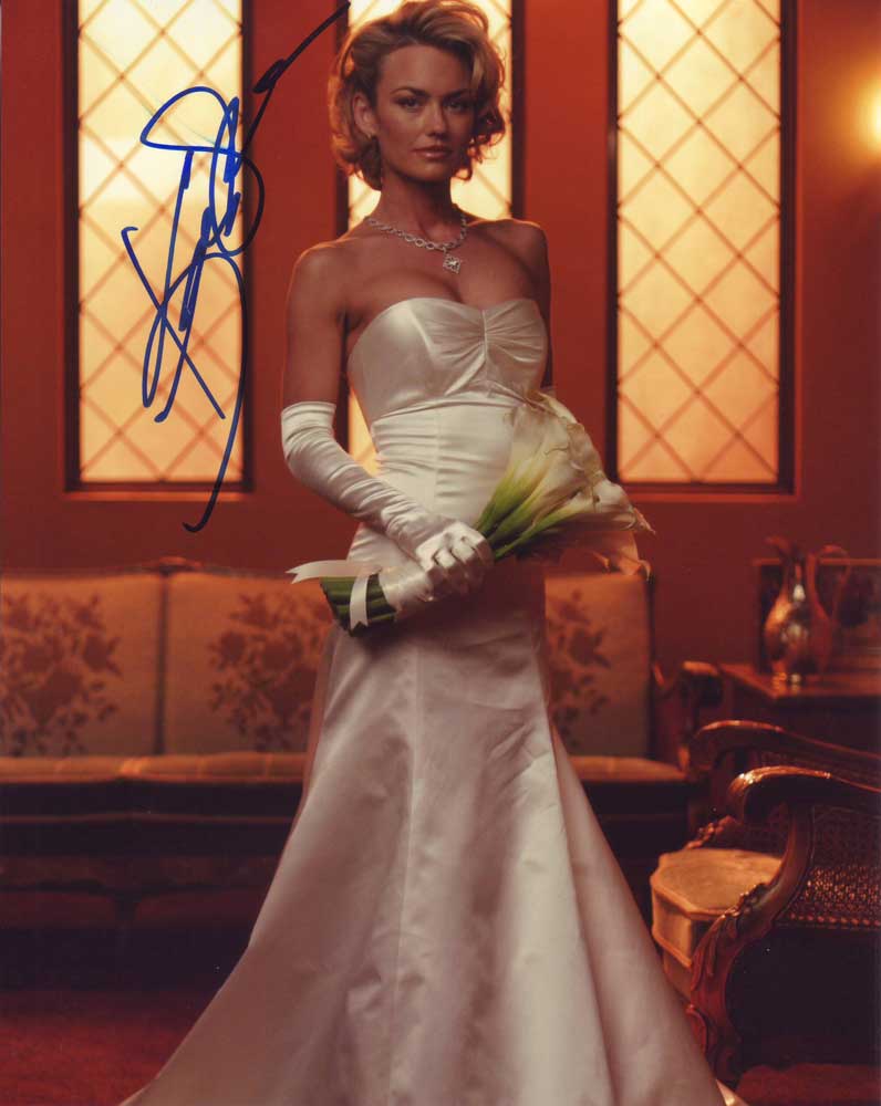 Kelly Carlson in-person autographed photo